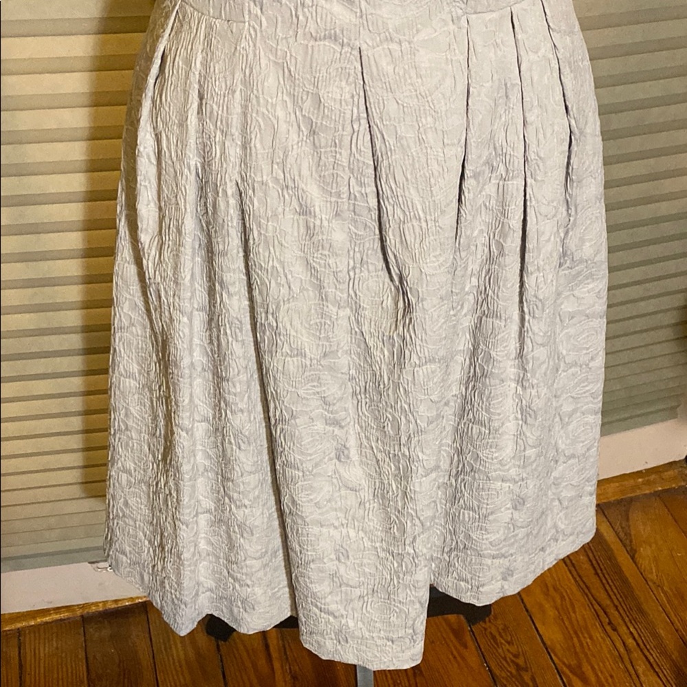 Elegant Creamy White Sleeveless Dress with beading. - Picture 4 of 6